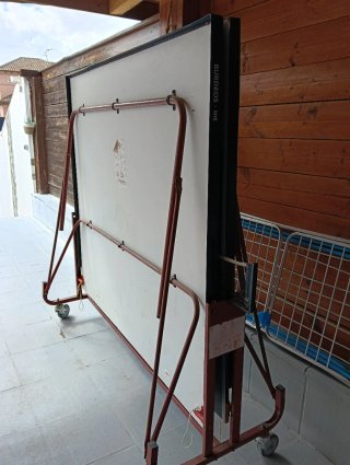 Mesa de ping pong plegable con ruedas