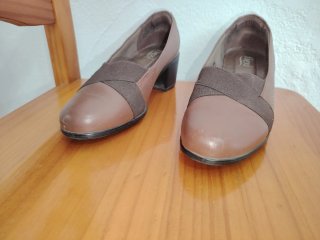 Zapatos de tacón marrones