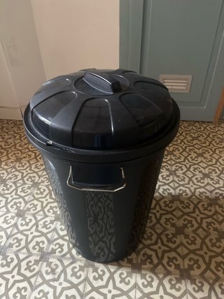 Cubo de basura negro de plástico