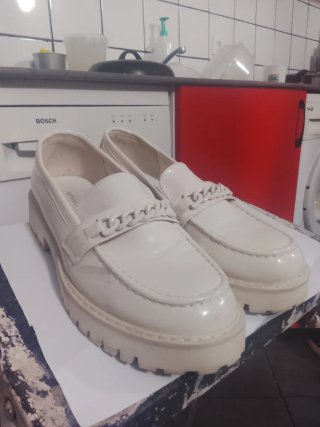 Zapatos blancos con cadena