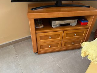 Muebles, sofás, cortinas y lámparas en buen estado