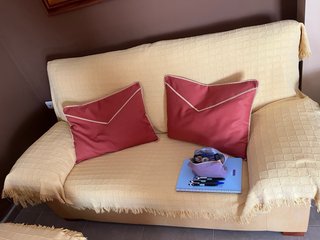 Muebles, sofás, cortinas y lámparas en buen estado