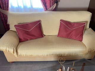 Muebles, sofás, cortinas y lámparas en buen estado