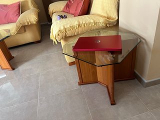 Muebles, sofás, cortinas y lámparas en buen estado