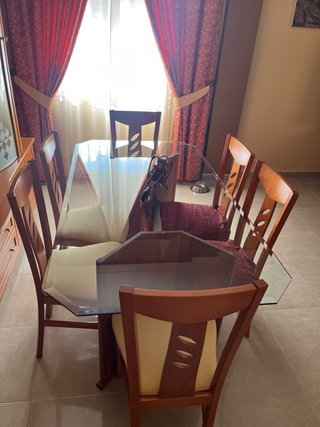 Muebles, sofás, cortinas y lámparas en buen estado