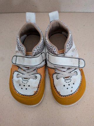 Zapatos infantiles blancos y naranjas t.xl