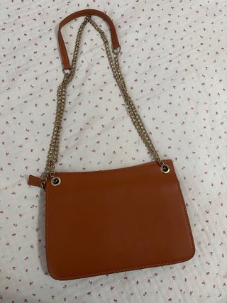 Bolso marrón con cadena dorada