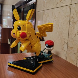 Lego Pikachu con Pokebola(imitación)