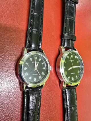 Reloj Clásico Negro y Plateado