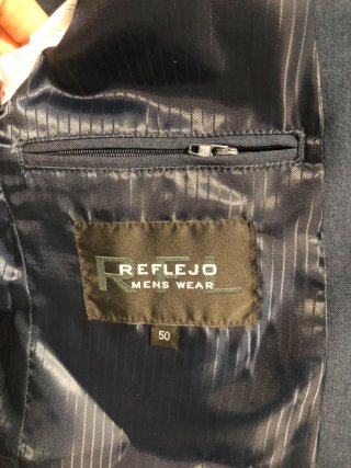 Traje de hombre azul con corbata