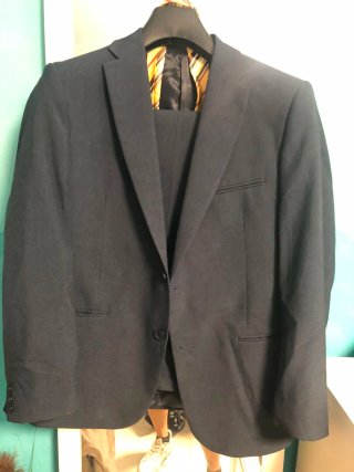 Traje de hombre azul con corbata