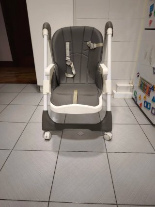 Trona de bebé gris y blanca