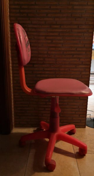 Silla de oficina negra con ruedas y silla pequeña
