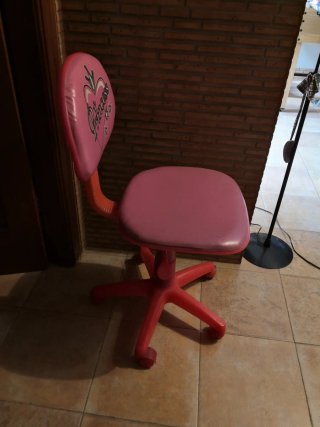 Silla de oficina negra con ruedas y silla pequeña