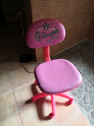 Silla de oficina negra con ruedas y silla pequeña
