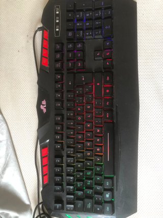 Teclado Gaming Negro con Luces Rojas