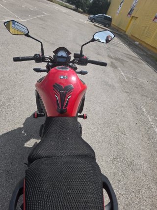 Kawasaki Naked Roja y Negra