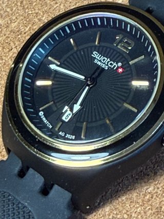 Reloj Swatch Negro y Dorado para hombre