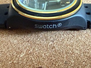 Reloj Swatch Negro y Dorado para hombre