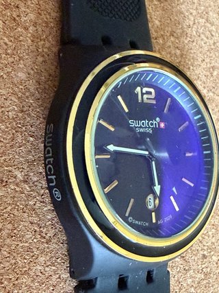 Reloj Swatch Negro y Dorado para hombre