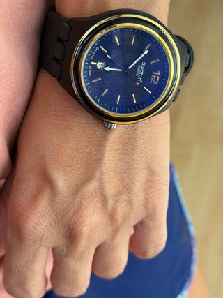 Reloj Swatch Negro y Dorado para hombre