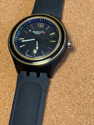 Reloj Swatch Negro y Dorado para hombre