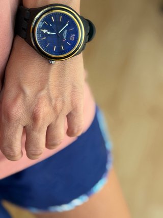Reloj Swatch Negro y Dorado para hombre