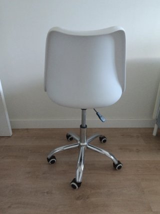 Silla giratoria blanca y plateada