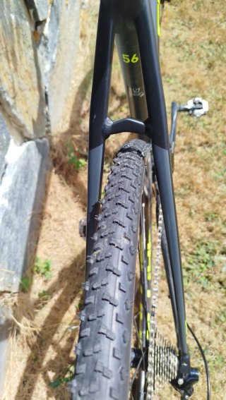 Bicicleta Ciclocross Cube Negra y Amarilla