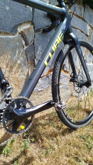 Bicicleta Ciclocross Cube Negra y Amarilla
