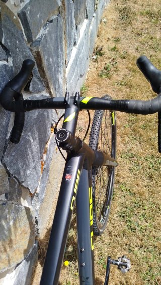 Bicicleta Ciclocross Cube Negra y Amarilla