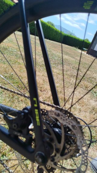 Bicicleta Ciclocross Cube Negra y Amarilla