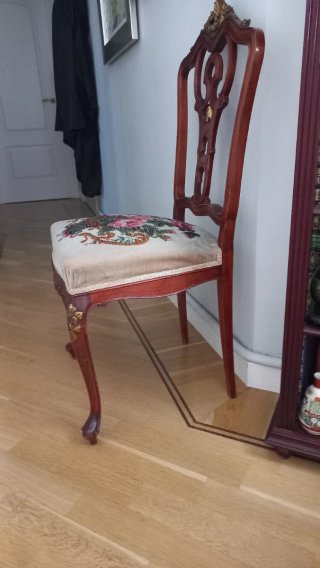 Silla antigua de madera con tapicería floral