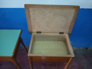 Pupitres antiguos de madera y tablero verde