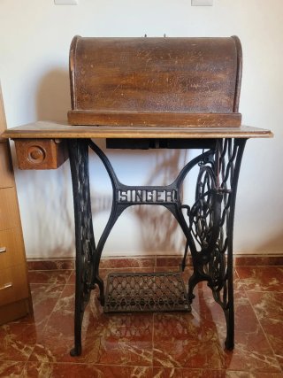 Máquina de coser SINGER antigua