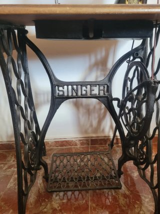 Máquina de coser SINGER antigua