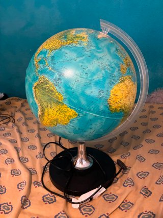 2 Globos terráqueos con luz
