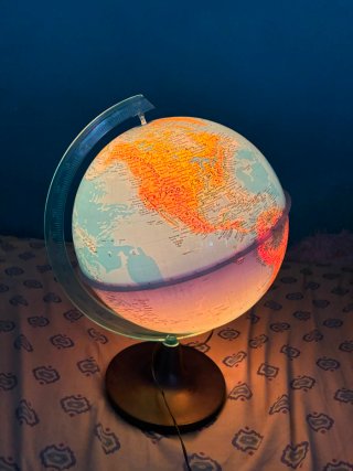 2 Globos terráqueos con luz