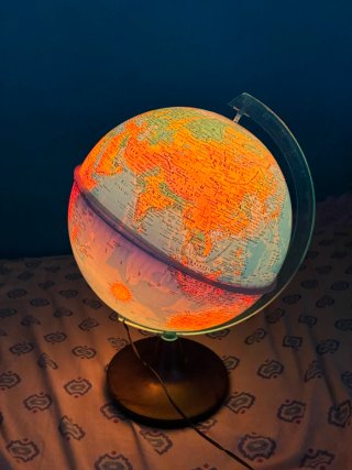 2 Globos terráqueos con luz