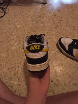 Nike Dunk Low negras y amarillas