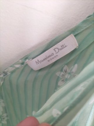 Blusa Uterqüe verde con pedrería