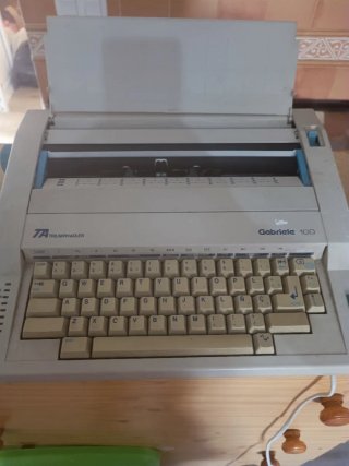 Máquina de escribir eléctrica Triumph-Adler