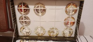 Antigua vajilla de metal y porcelana