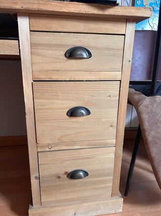 Escritorio de madera de abeto