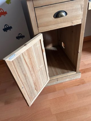 Escritorio de madera de abeto