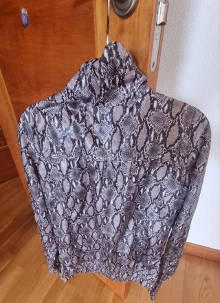 Cazadora Bershka estampado serpiente Talla L
