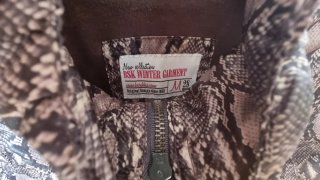 Cazadora Bershka estampado serpiente Talla L