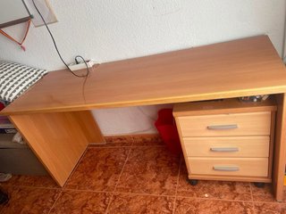Escritorio de madera con cajonera