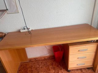 Escritorio de madera con cajonera