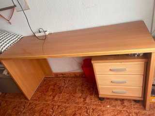 Escritorio de madera con cajonera